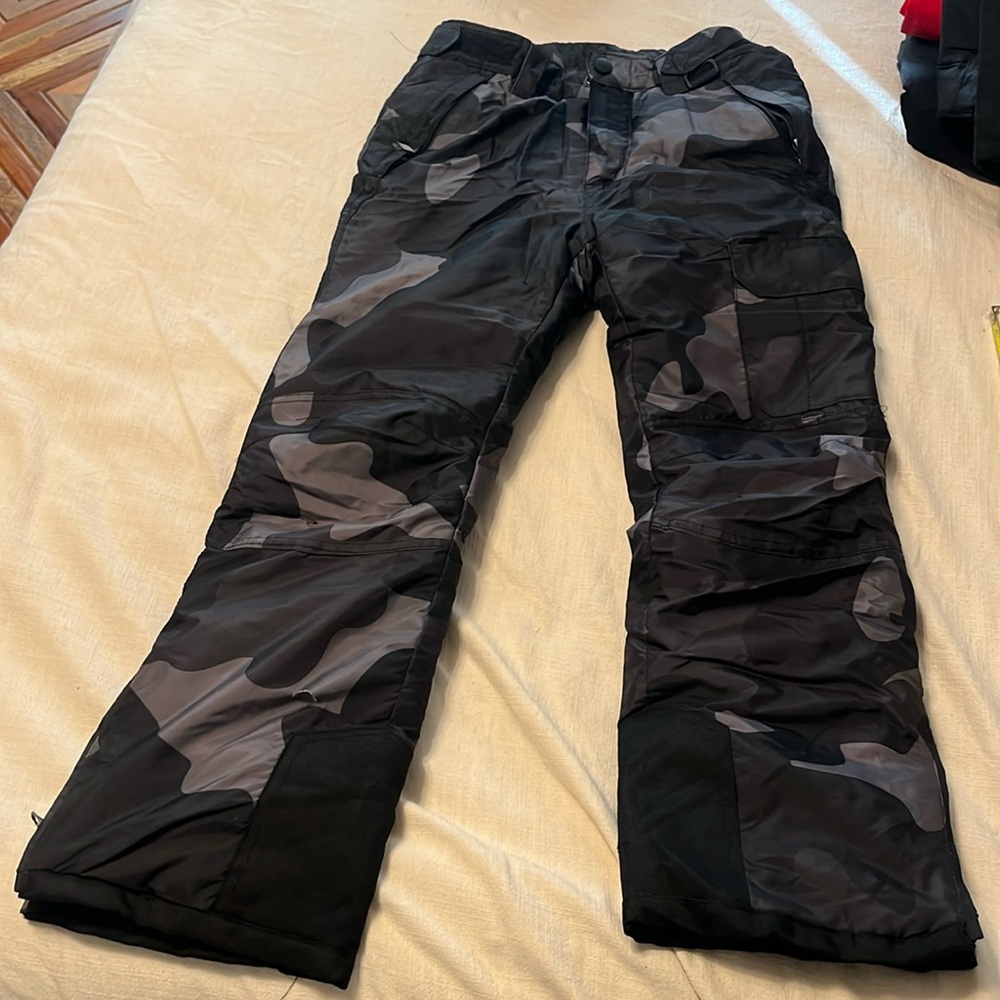Boys size 7/8 Arctic Quest ski pants